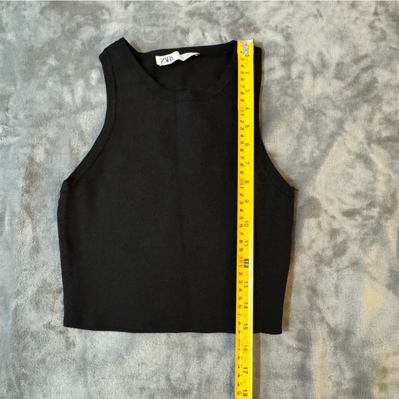 Zara Black Sleeveless Crop Top

#1258 - Picture 3 of 6